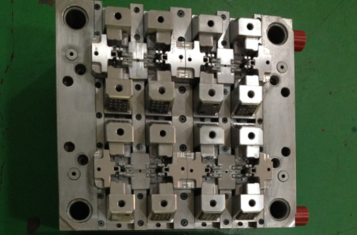 Plastic injection mold 008