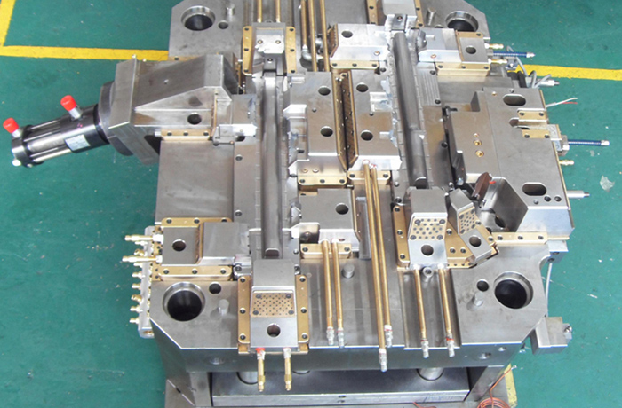 Plastic injection mold 010