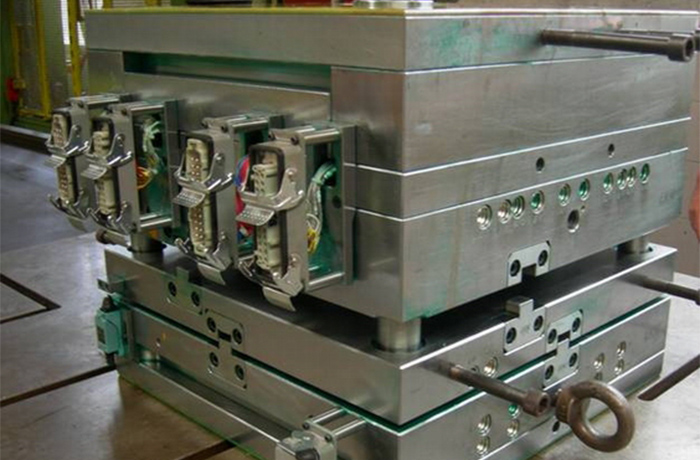 Plastic injection mold 014